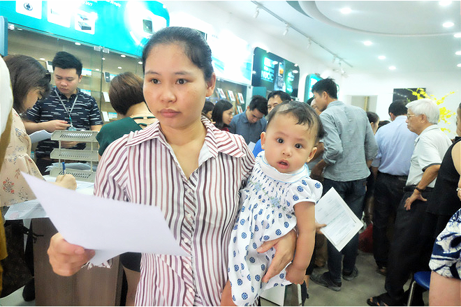 Đến hạn chót, người dân tá hỏa bế cả con nhỏ đi bổ sung thông tin, ảnh chân dung thuê bao